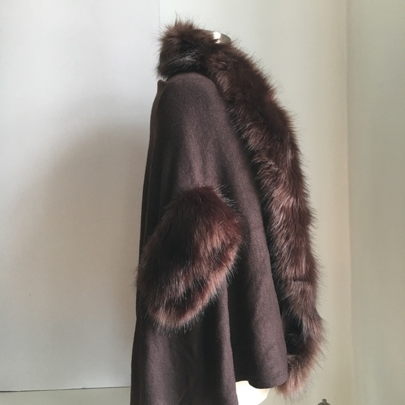 NWOT Faux Fur Trim Hi Low Hem sweater Cape - Picture 3 of 6
